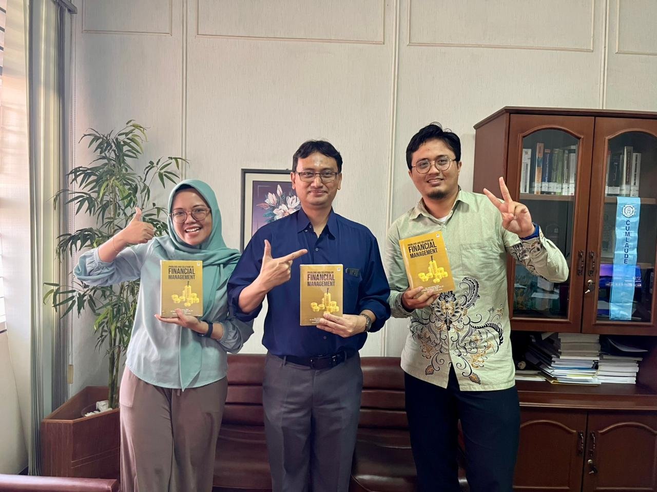 muhammad-umroh-dan-dosen-politeknik-ykpn-lainnya-merilis-sebuah-buku-manajemen-keuangan